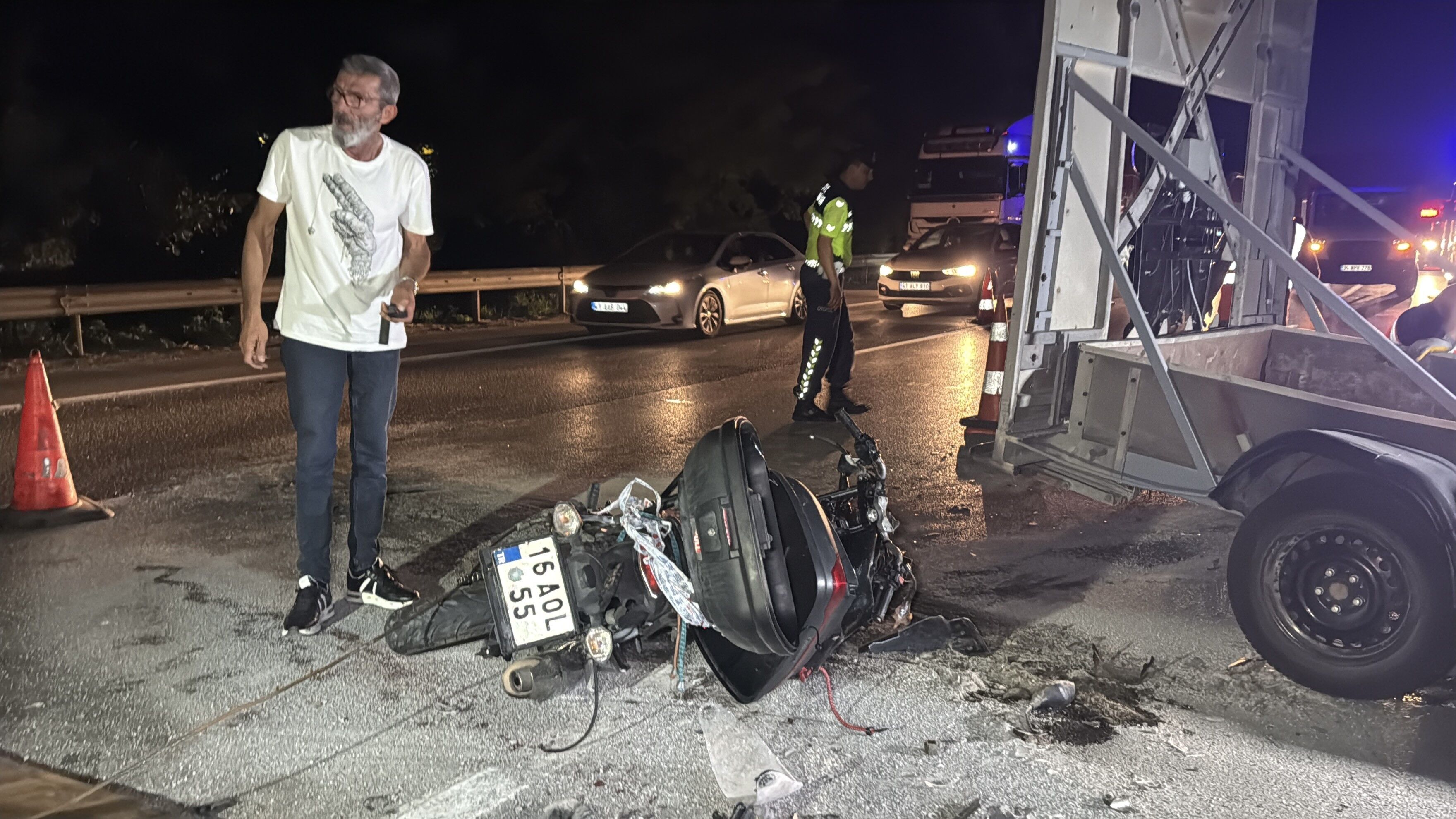 Feci Kaza Motosiklet Trafik Ikaz Romorkuna Carpti Surucu Hayatini Kaybetti (3)