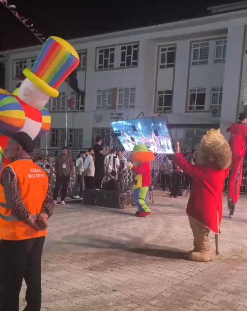 Festivalde Faciadan Donuldu 5 Kisinin Yaralandigi Led Ekranin Devrilme Ani Kamerada (2)