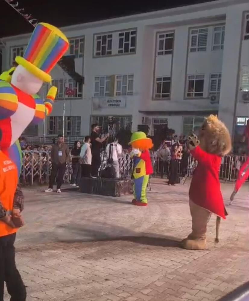 Festivalde Faciadan Donuldu 5 Kisinin Yaralandigi Led Ekranin Devrilme Ani Kamerada (3)