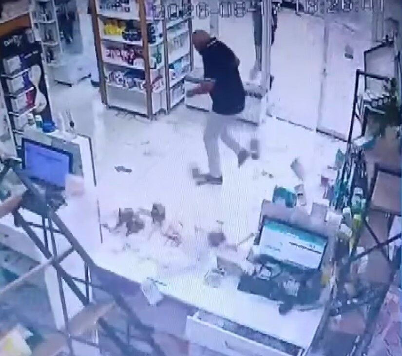 Firtina Eczaneyi Vurdu Camlar Bir Anda Patladi Panik Anlari Kamerada (2)