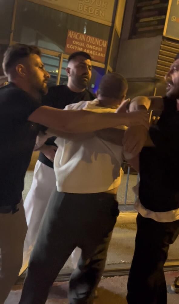 Gece Kulubunden Cikip Birbirlerine Girdiler Ayakta Duracak Halleri Yoktu O Anlar Kamer (2)