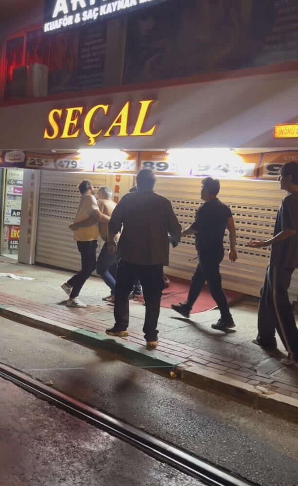 Gece Kulubunden Cikip Birbirlerine Girdiler Ayakta Duracak Halleri Yoktu O Anlar Kamer (4)
