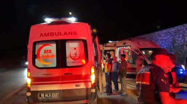 Gece Saatlerinde Kahreden Kaza Jandarma Astsubayin Esi Ve Evladi Kurtarilamadi (4)