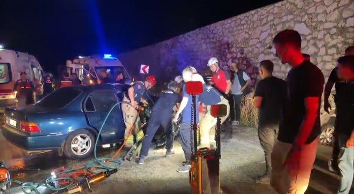 Gece Saatlerinde Kahreden Kaza Jandarma Astsubayin Esi Ve Evladi Kurtarilamadi (6)