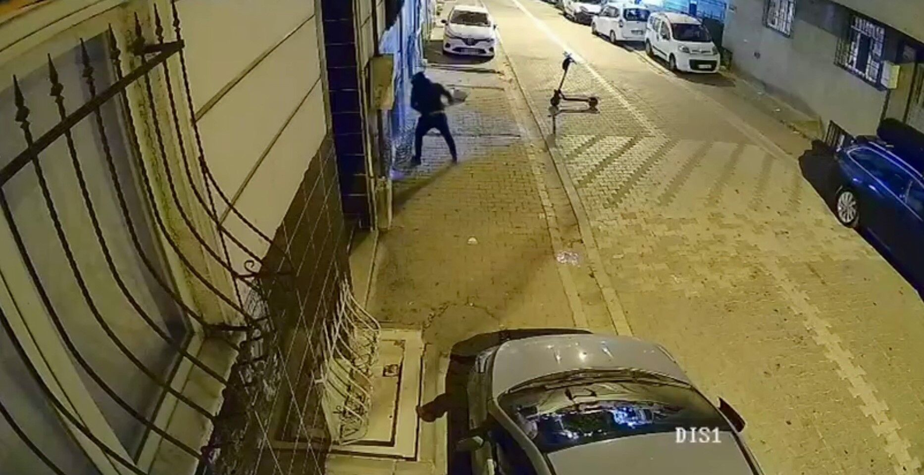 Gece Yarısı Dehşeti Kamerada! Eski Sevgili Camları Kırıp Kapıyı Ateşe Verdi (3)