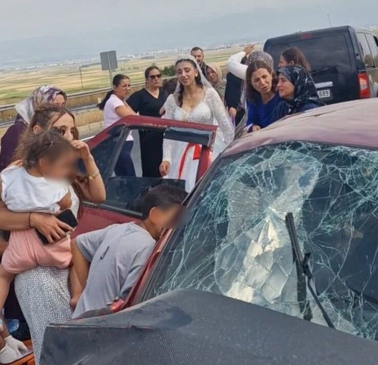 Gelin Almaya Gidiyorlardi Dugun Konvoyundaki Otomobil Kaza Yapti 2 Olu 4 Yarali (1)-1