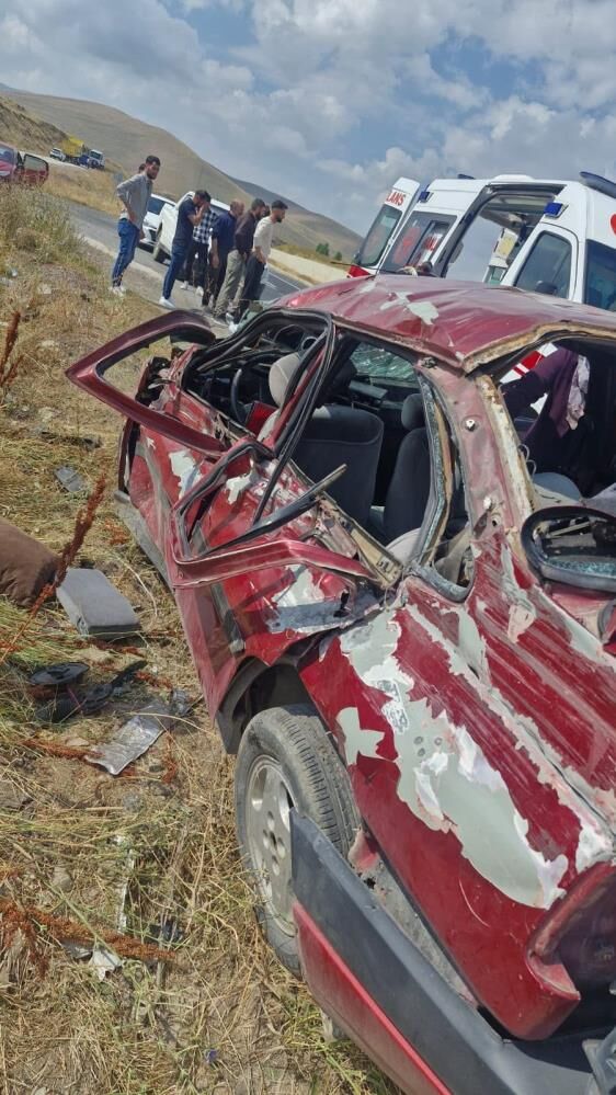 Gelin Almaya Gidiyorlardi Dugun Konvoyundaki Otomobil Kaza Yapti 2 Olu 4 Yarali (2)
