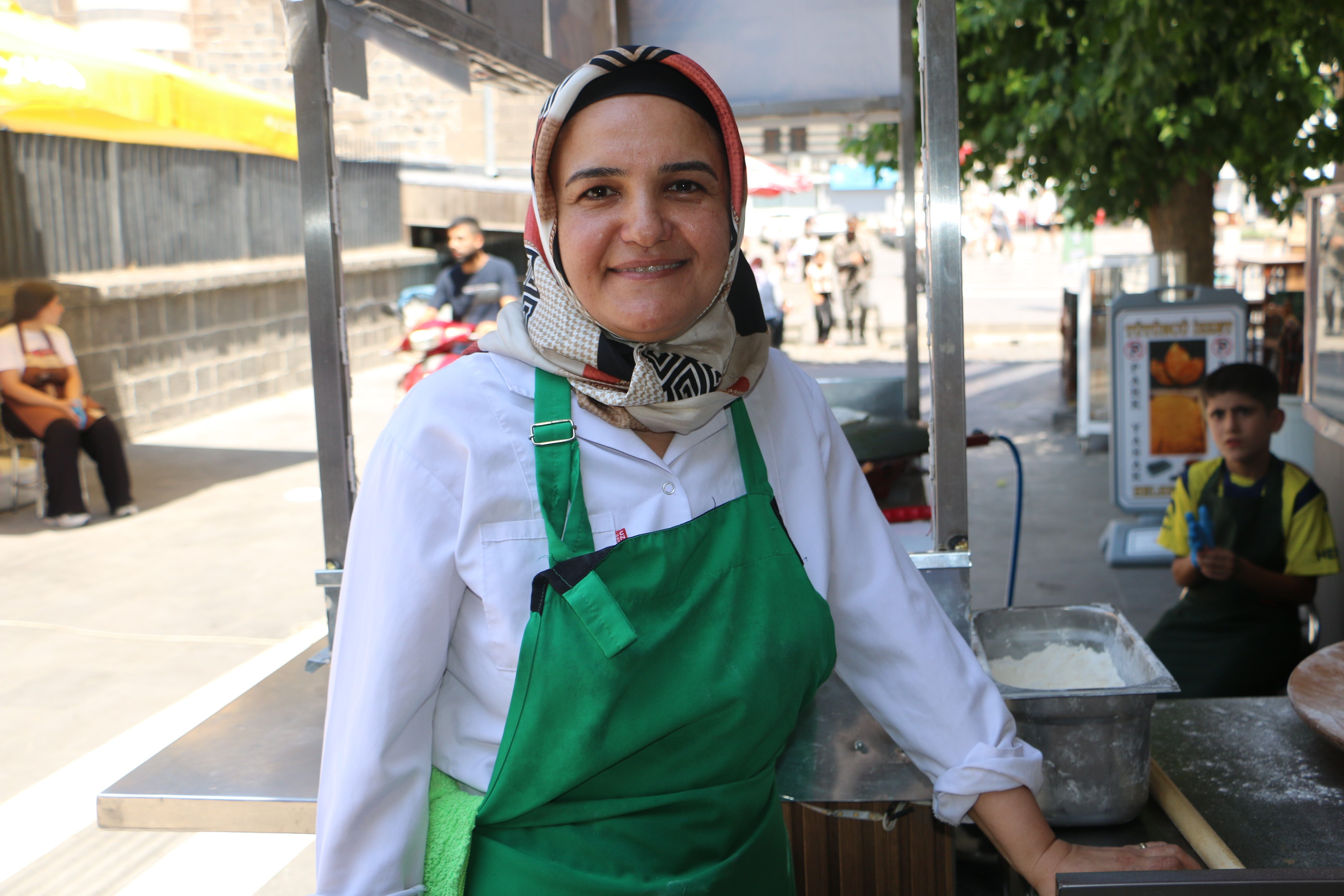Gelin Gorumce El Ele Verdi Dusman Catlatan Isbirligi (4)