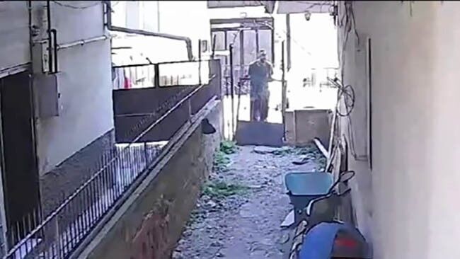 Gupegunduz Kapiyi Sokup El Arabasina Yukledi Hurdacinin Rahat Tavirlari Pes Dedirtti (2)
