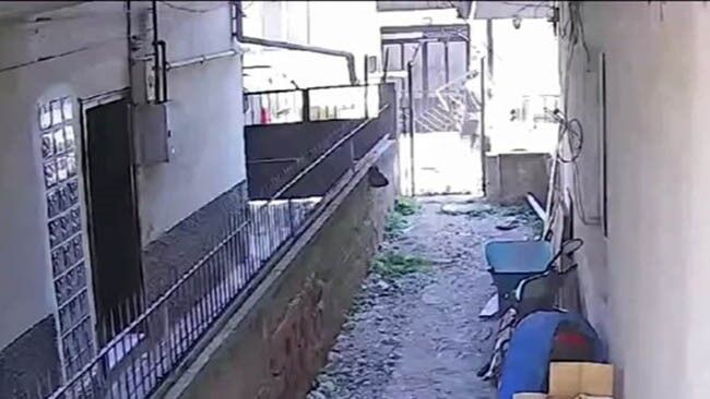 Gupegunduz Kapiyi Sokup El Arabasina Yukledi Hurdacinin Rahat Tavirlari Pes Dedirtti (5)