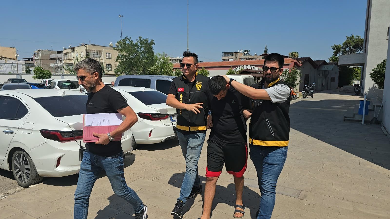 Hirsiz Araci Soydu Kuzeni Memurum Diyerek Surucuyu Uyardi Pes Dedirten Plan (5)