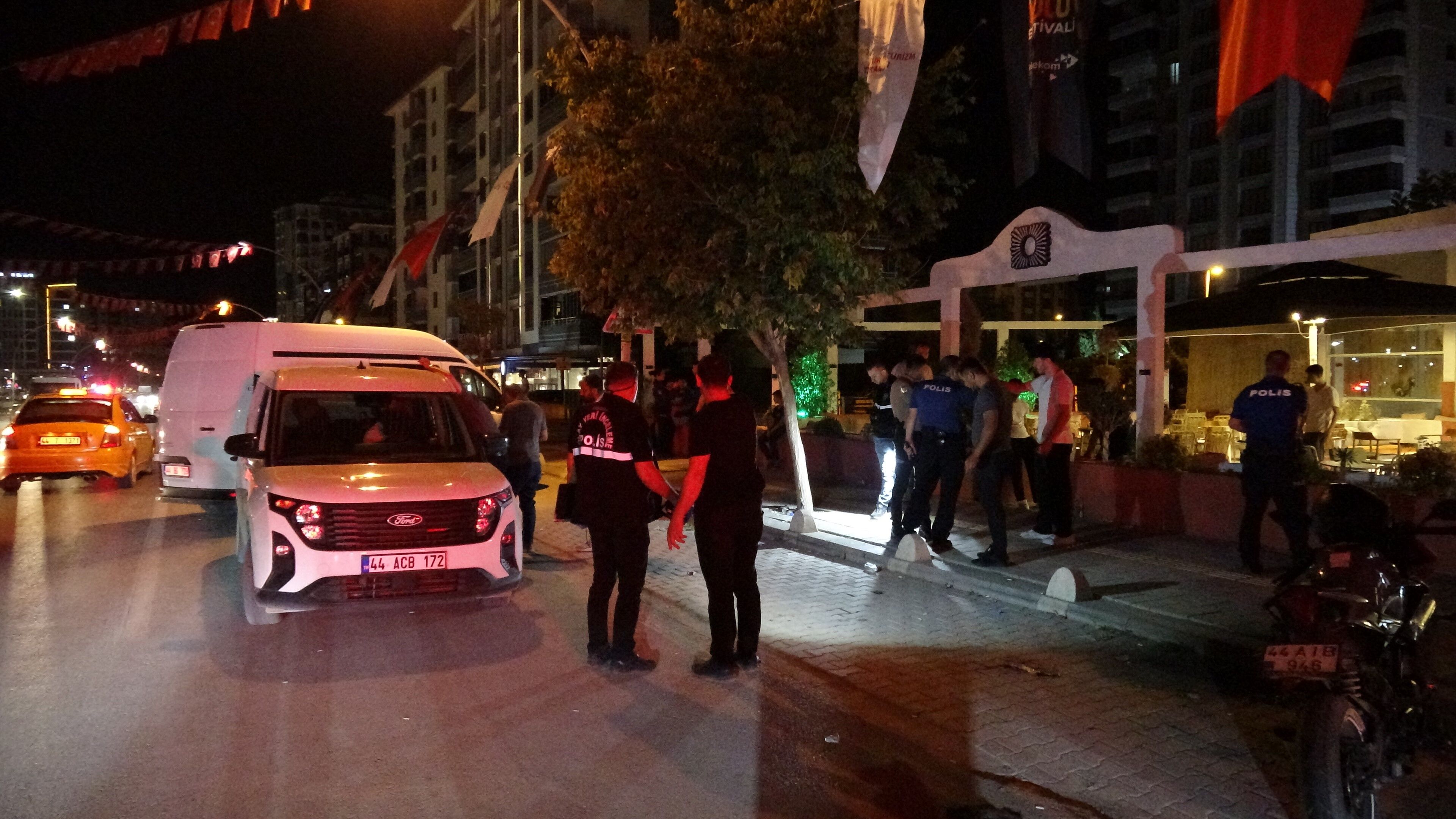 Is Yeri Onunde Kursun Yagdirdilar Isletme Sahibi Yaralandi (2)