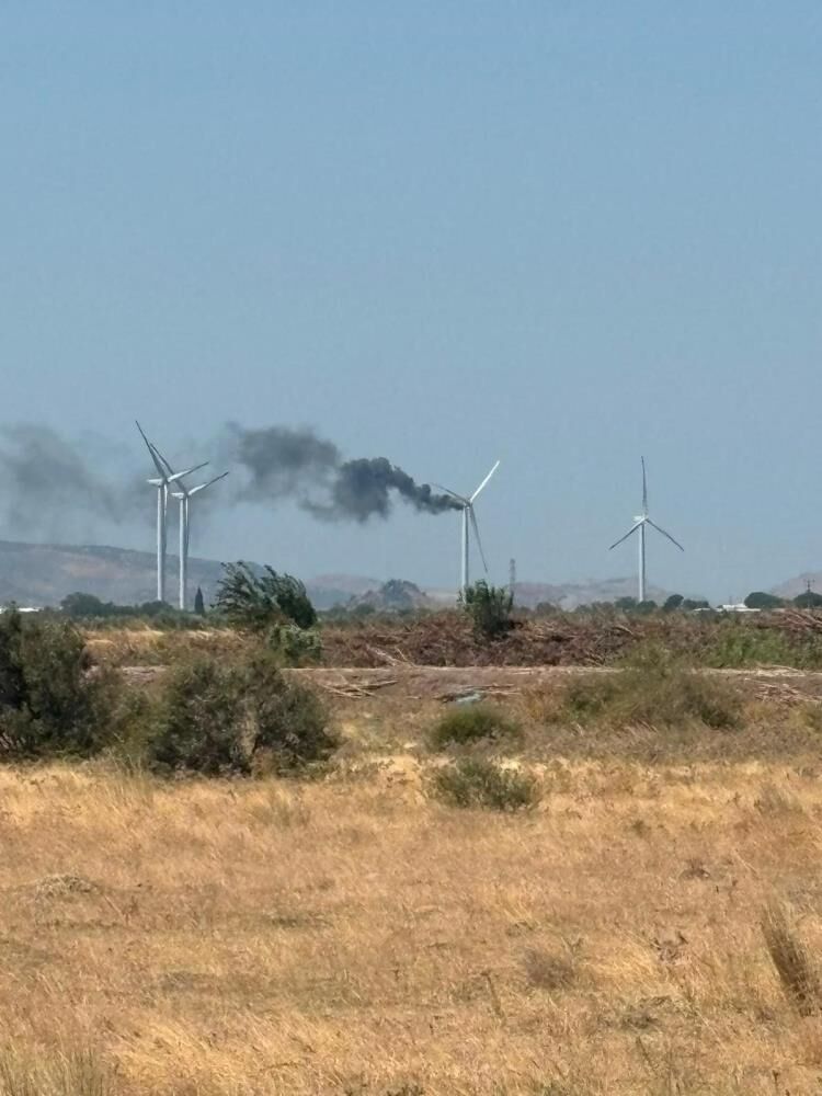 Izmirde Ruzgar Turbini Alevlere Teslim Oldu Yogun Siyah Duman Gokyuzunu Kapladi (2)