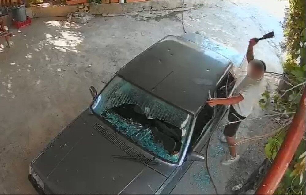 Kadinin Otomobiline Satir Ve Bicakla Saldirdi O Anlar Kamerada (2)
