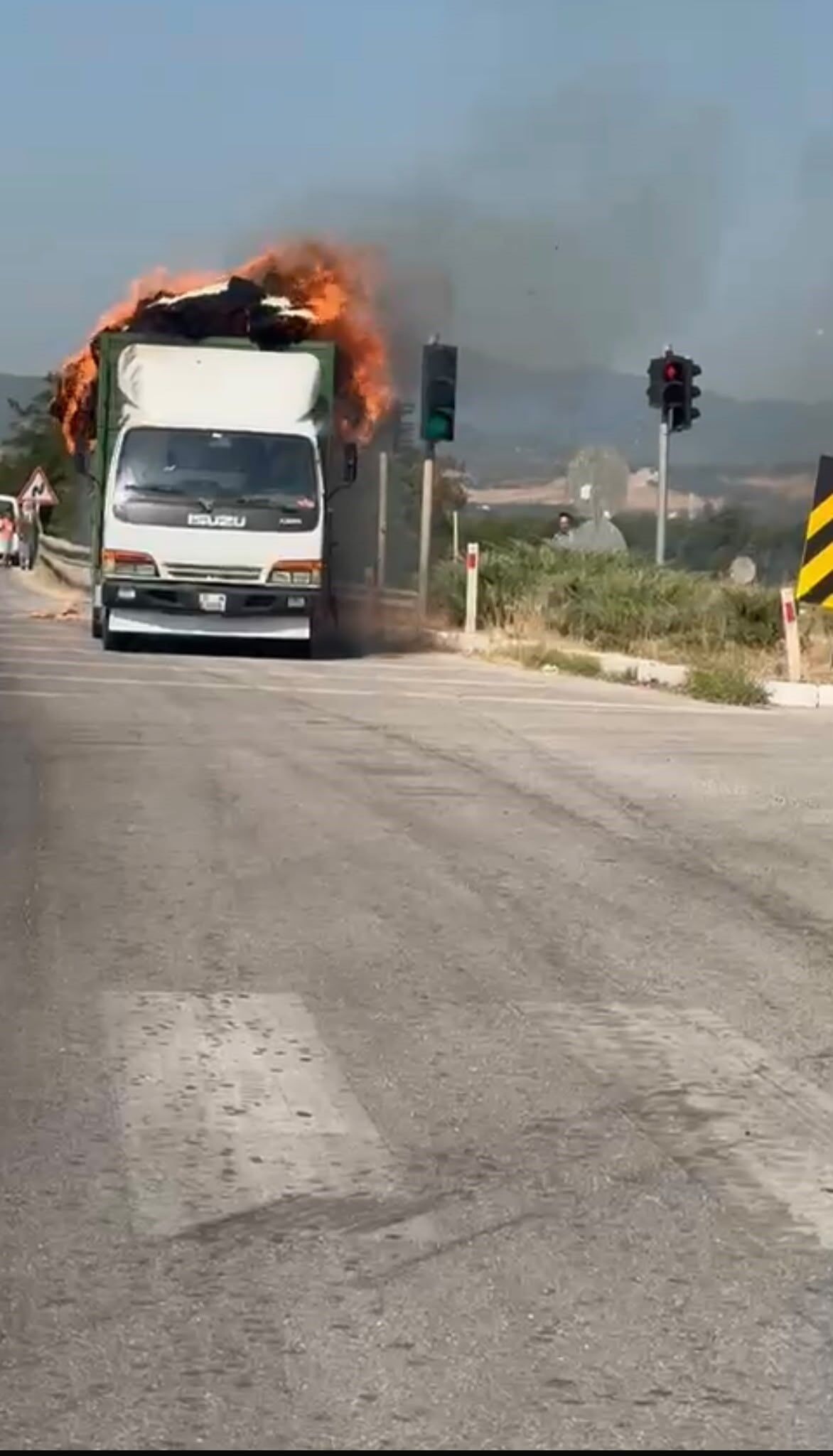 Kamyondaki Balyalar Alev Aldı! Sürücü Aracı Böyle Kurtarmaya Çalıştı (2)