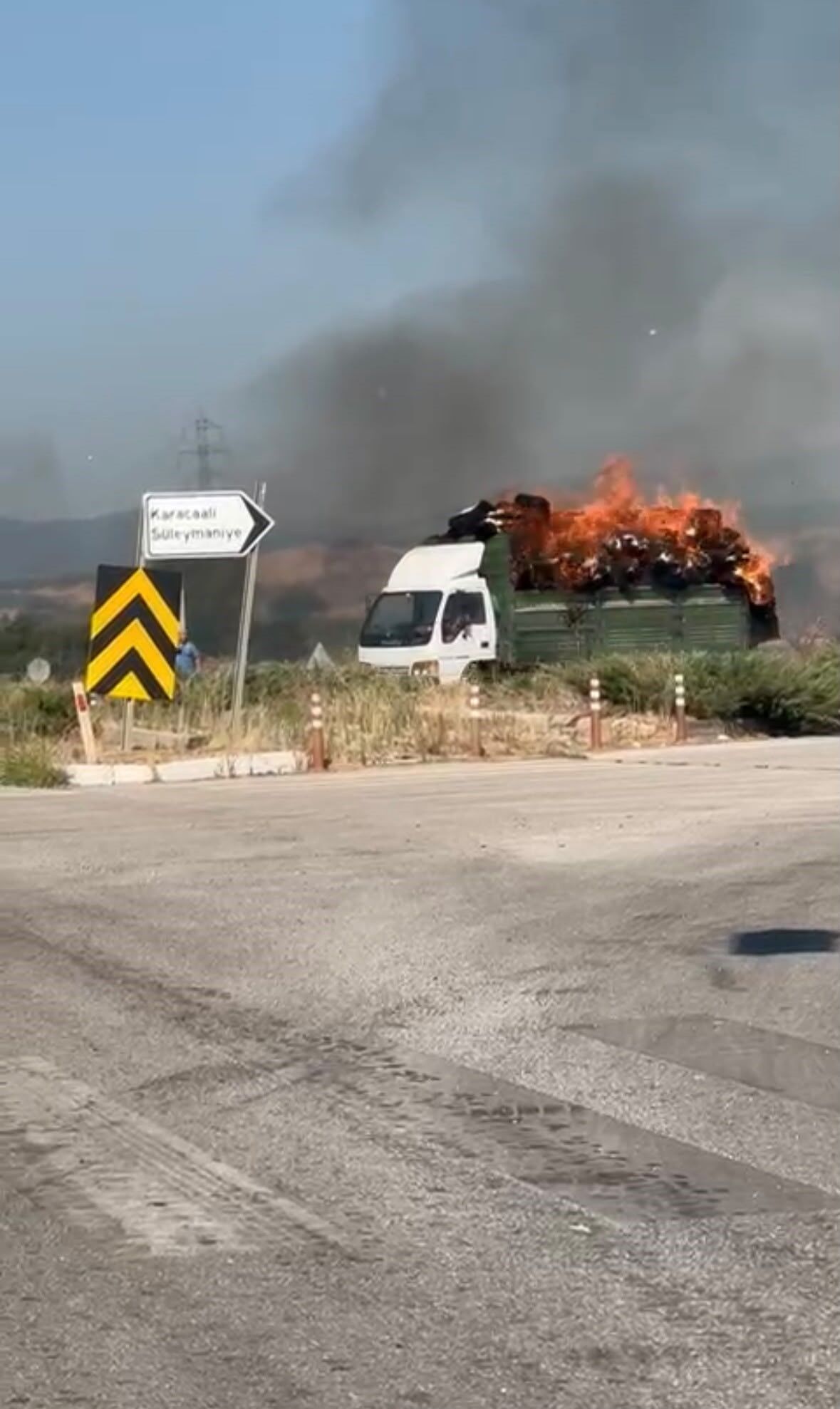 Kamyondaki Balyalar Alev Aldı! Sürücü Aracı Böyle Kurtarmaya Çalıştı (3)