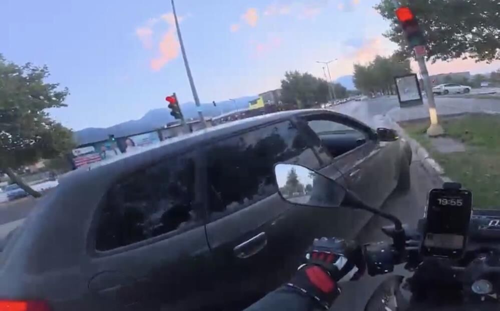 Kask Kamerasi Kaydetti Motosikletlinin Onunu Kesip Saldirdi (3)
