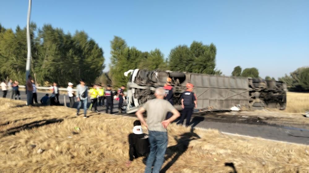 Kavsakta Can Pazari Yolcu Otobusu Devrildi Cok Sayida Kisi Yaralandi (2)