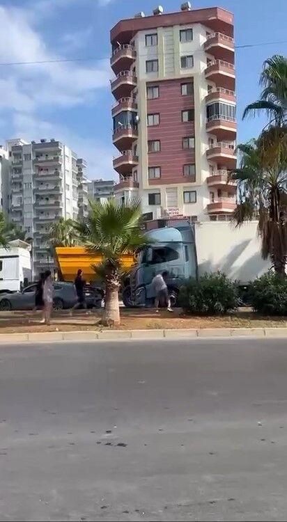 Kazanın Ardından Ortalık Karıştı! Otomobil Sürücüsü Tırın Camını Kırdı (1)-1