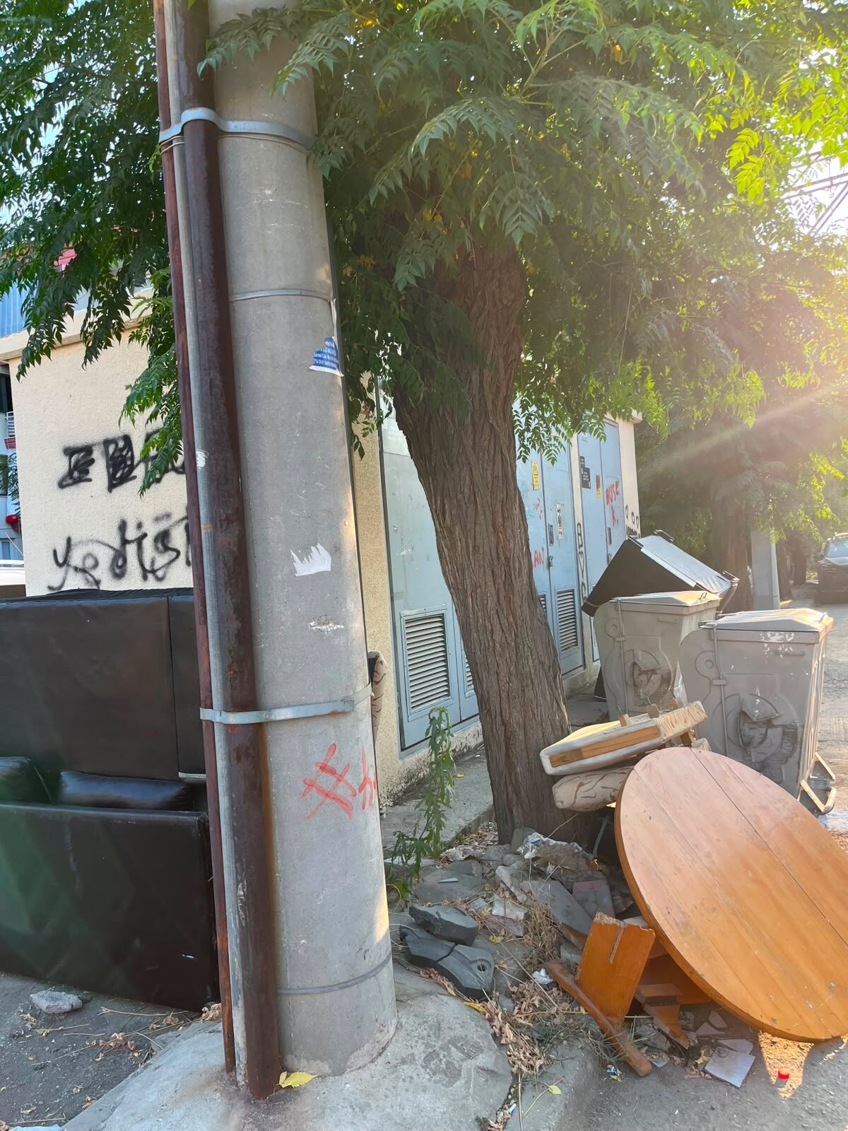 Konteyner Yanına Bırakılan Eşyalar Tepki Çekti (1)-1