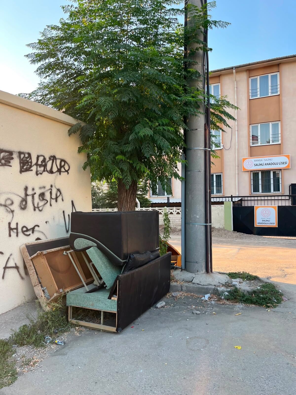 Konteyner Yanına Bırakılan Eşyalar Tepki Çekti (2)