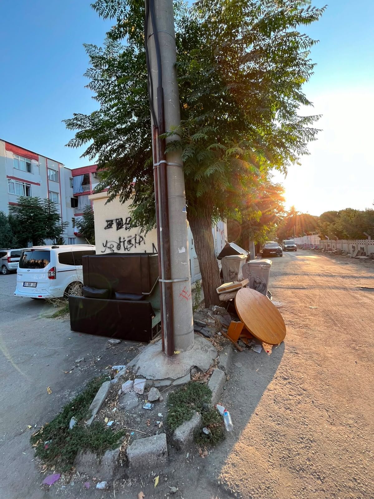 Konteyner Yanına Bırakılan Eşyalar Tepki Çekti (3)