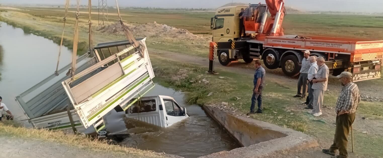 Kontrolden Cikan Kamyonet Su Kanalina Dustu Surucu Kazayi Sans Eseri Atlatti (3)
