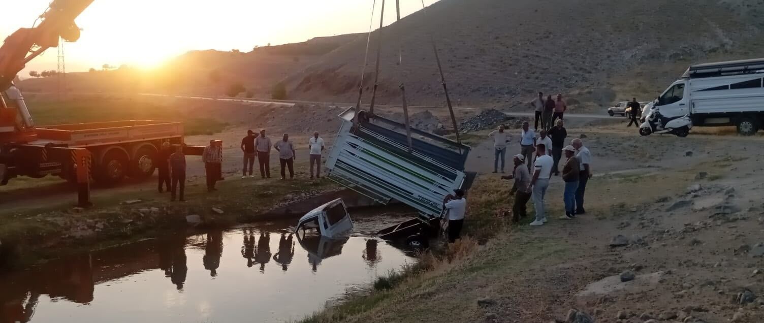 Kontrolden Cikan Kamyonet Su Kanalina Dustu Surucu Kazayi Sans Eseri Atlatti (4)