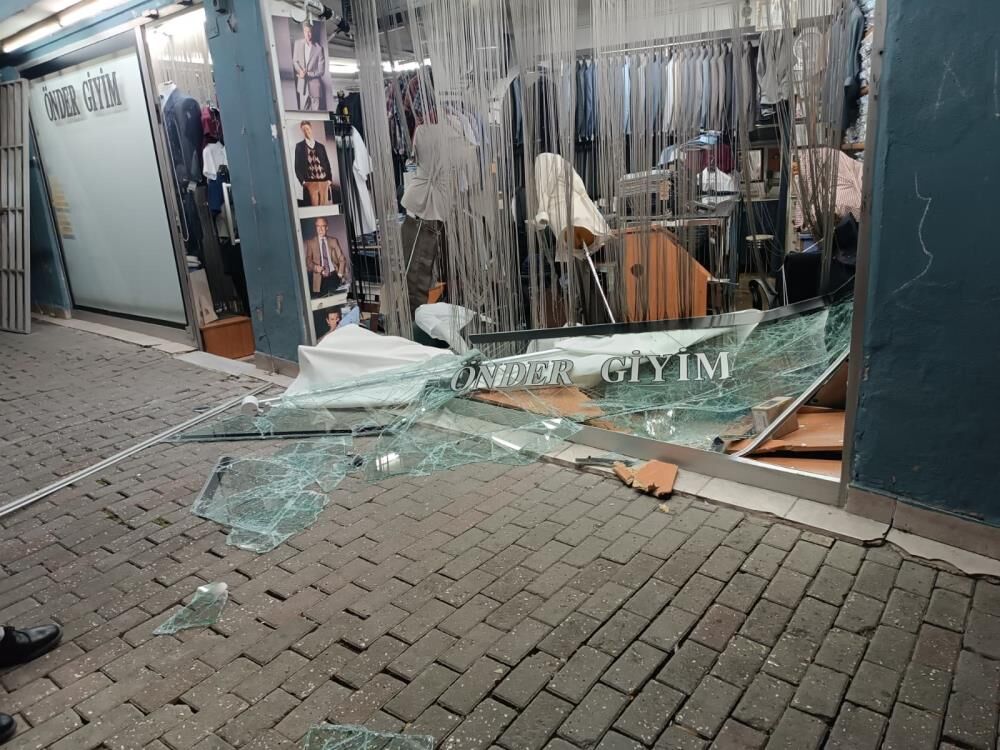 Kontrolden Cikan Otomobil Dukkana Girdi Surucu Araci Birakip Kacti O Anlar Kamerada (2)