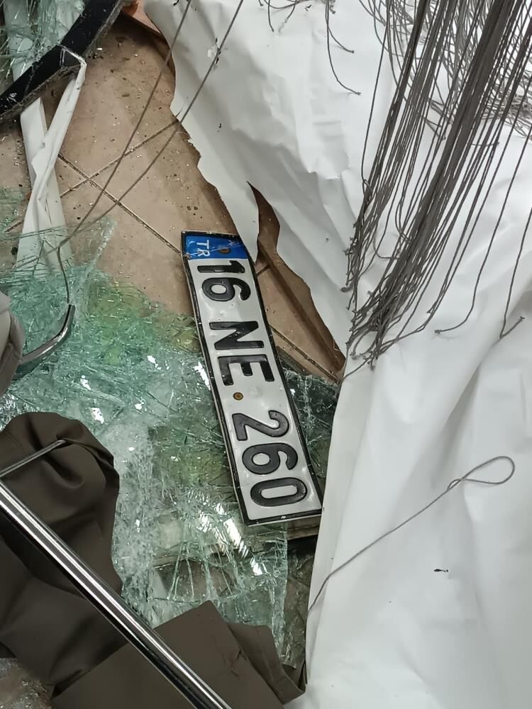 Kontrolden Cikan Otomobil Dukkana Girdi Surucu Araci Birakip Kacti O Anlar Kamerada (3)