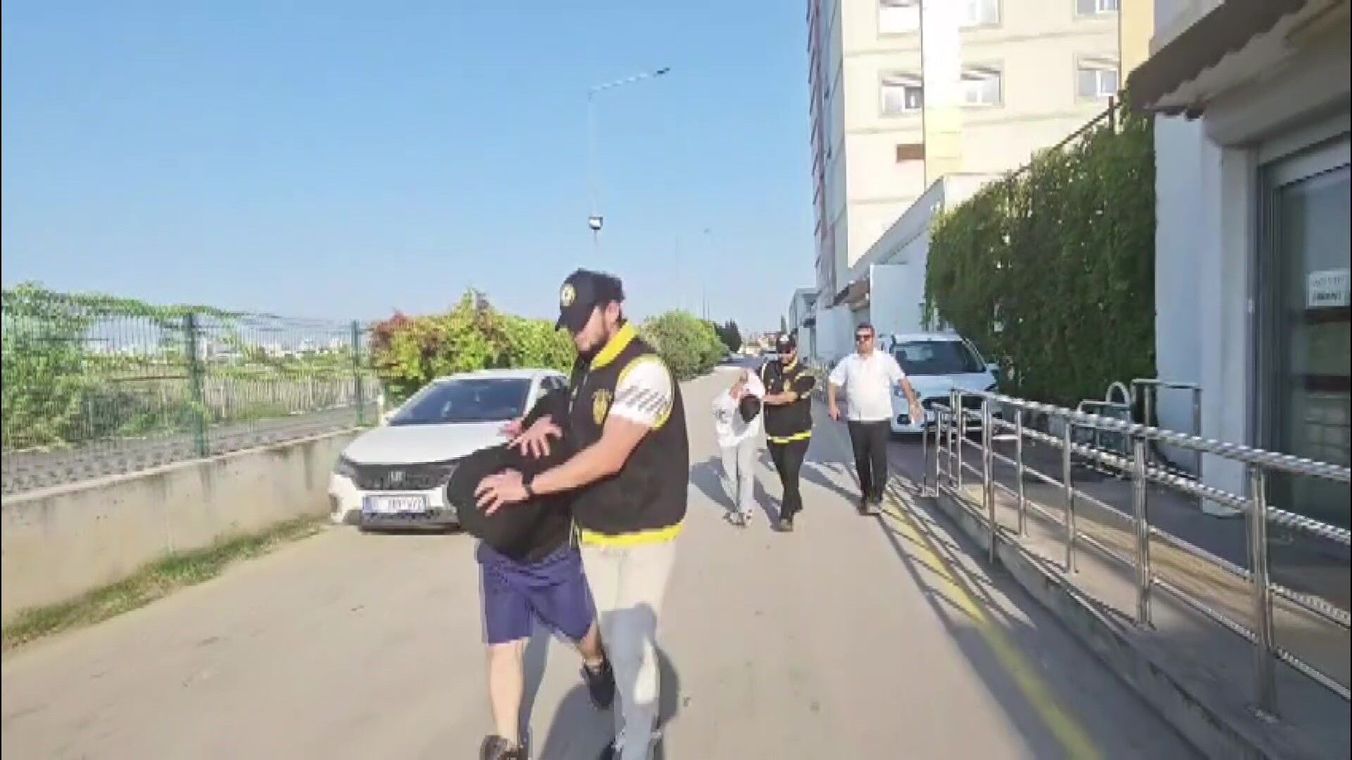 Korkunç Cinayetin Ardından Akılalmaz Detay! Bıçağı Atıp Evde Alkol Almaya Devam Ettiler (3)