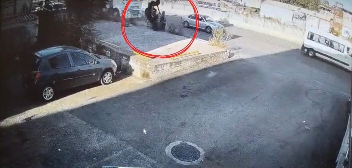 Korkunc Kaza Kamerada Bir Adimla Hayata Tutundu Motosikletli Duvara Carparak Can Verdi (1)-1