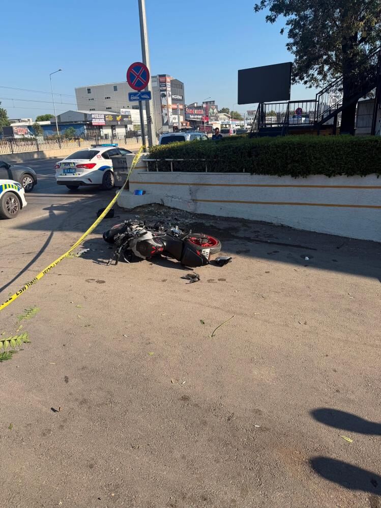 Korkunc Kaza Kamerada Bir Adimla Hayata Tutundu Motosikletli Duvara Carparak Can Verdi (3)