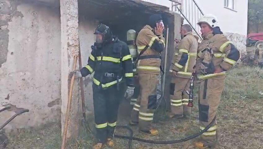 Koy Camisinden Yangin Var Anonsu Koyluler Traktorlerle Yardima Kostu (2)