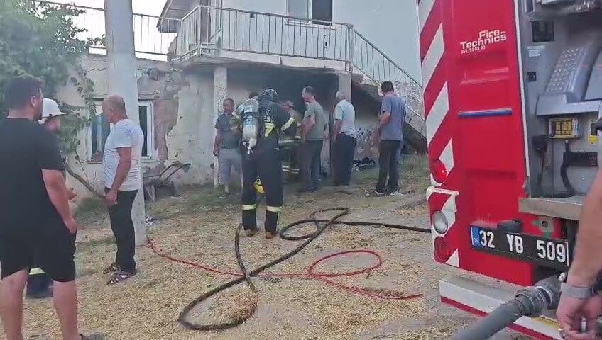 Koy Camisinden Yangin Var Anonsu Koyluler Traktorlerle Yardima Kostu (4)