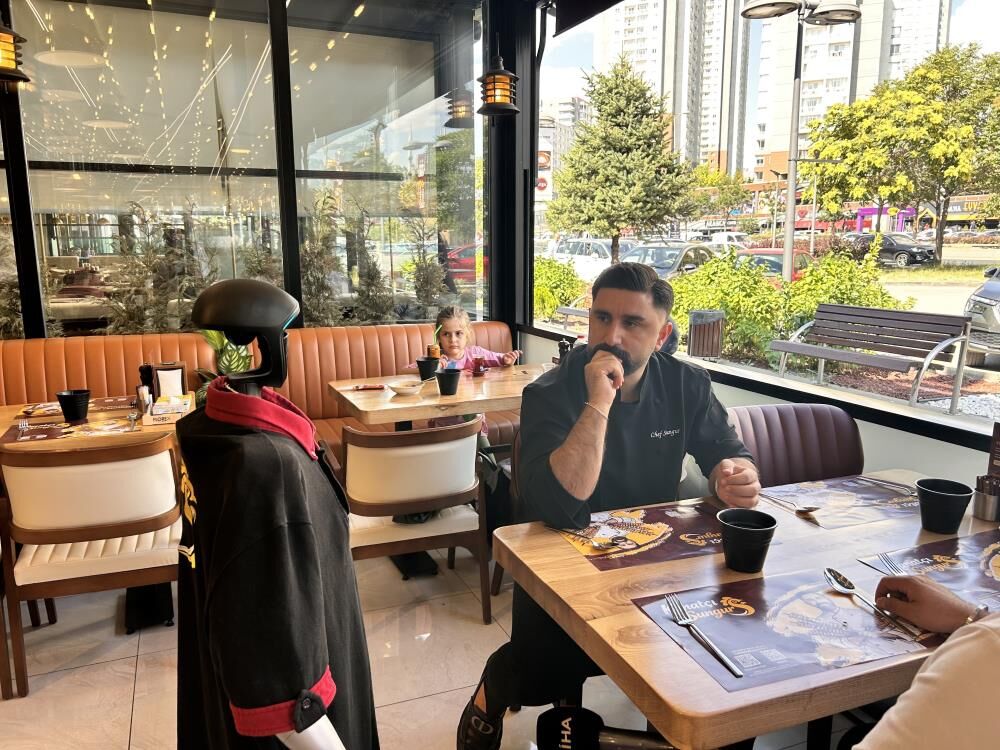 Maasi Da Var Izin Gunu De Robot Garson Musterilerin Ilgi Odagi Oldu (3)