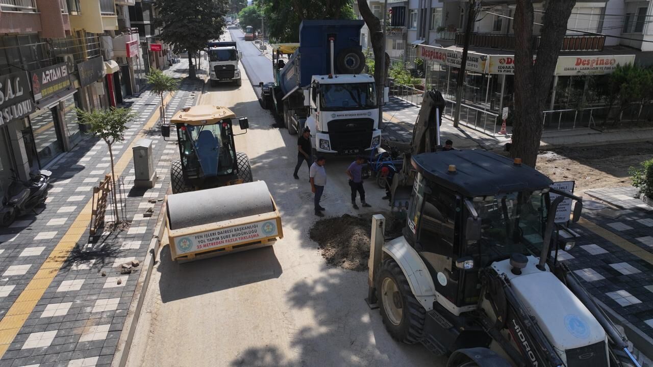Manisa Büyükşehir Belediyesi, Salihli’de 4 Caddeyi Sıcak Asfaltla Yeniliyor (2)