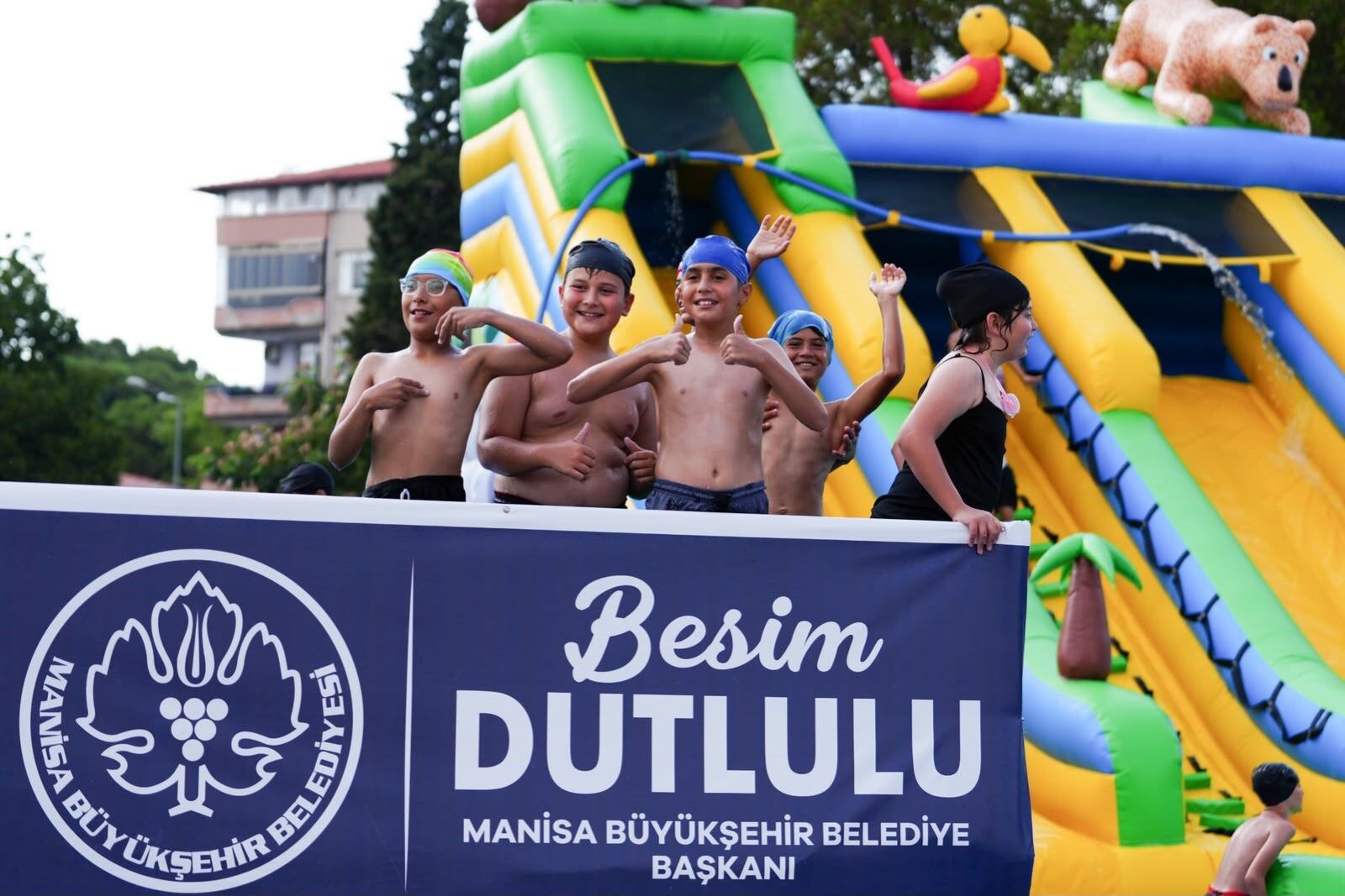 Manisada Cocuklara Yaz Tatilinde Buyuk Firsat Hem Yuzuyor Hem Ogreniyorlar (6)