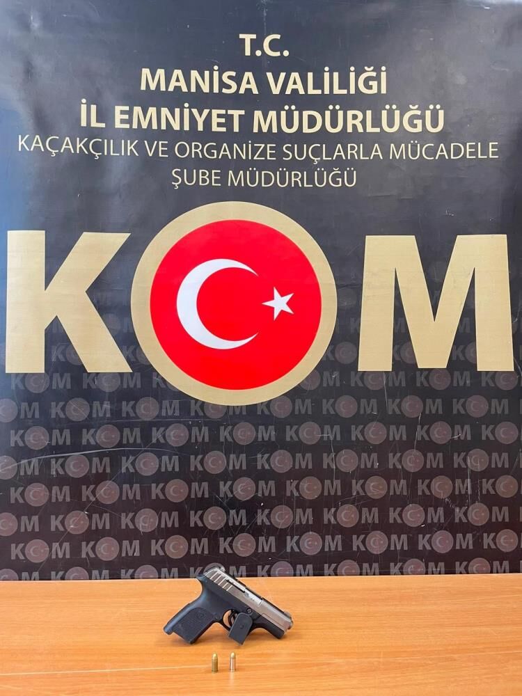 Manisa'da Iş Yeri Kundaklama Ve Ikamet Kurşunlama Olaylarını Küçük Yaştaki Çocukları Kullanarak Gerçekleştirdiği Belirlenen Organize Suç Örgütüne Yönelik İzmir'de Düzenlenen Operasyonda 8 Şüpheli Yakalandı. (2)