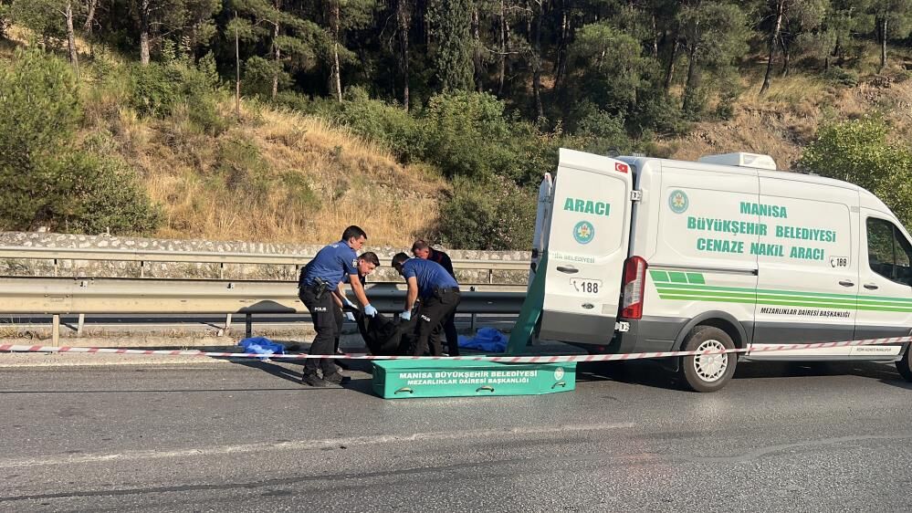 Manisada Motosiklet Bariyerlere Carpti Surucu Hayatini Kaybetti Yol Kilitlendi (2)