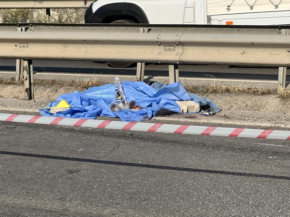 Manisada Motosiklet Bariyerlere Carpti Surucu Hayatini Kaybetti Yol Kilitlendi (3)