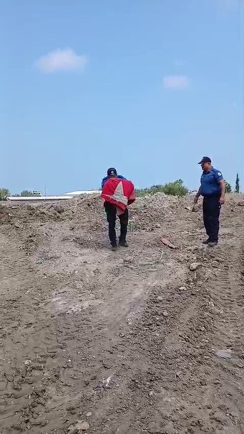 Molozlarin Arasindaki Turk Bayragini Opup Basina Koydu Polis Memurunun Hareketi Takdir (1)