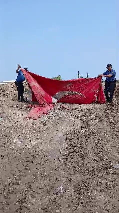 Molozlarin Arasindaki Turk Bayragini Opup Basina Koydu Polis Memurunun Hareketi Takdir (3)