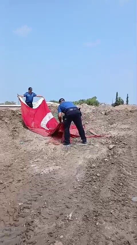 Molozlarin Arasindaki Turk Bayragini Opup Basina Koydu Polis Memurunun Hareketi Takdir (4)
