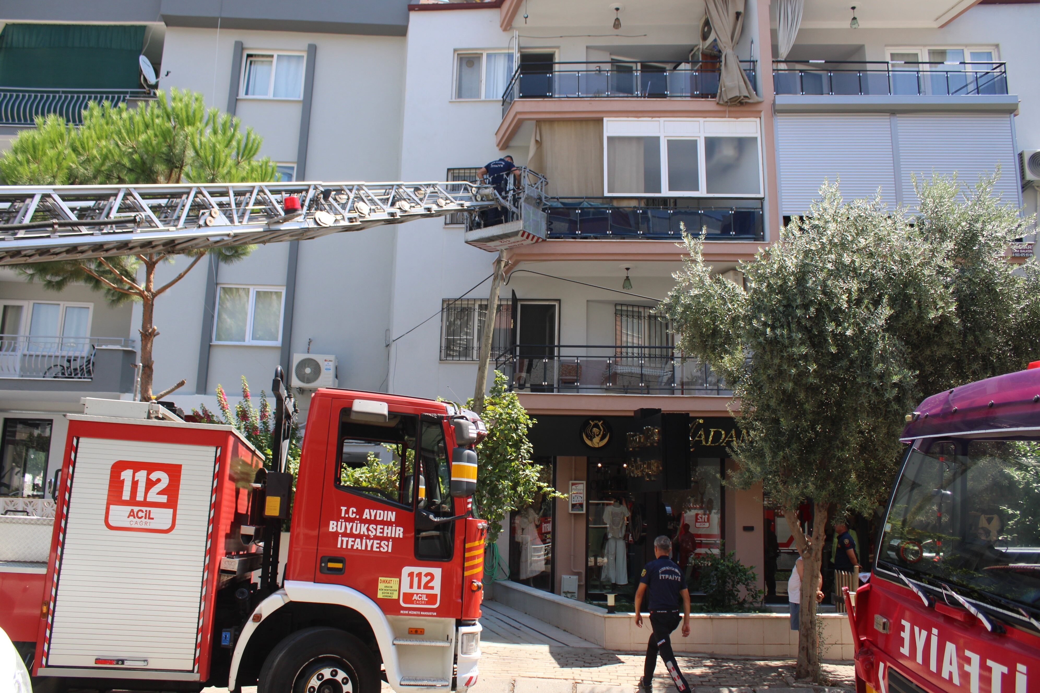 Olay, Efeler Ilçesi Girne Mahallesi 2176 Sokak Üzerinde Meydana Geldi. Edinilen Bilgiye Göre, Evde Yalnız Yaşadığı Öğrenilen Elif Beyazköse'den (76) Haber Alamayan Komşuları, Durumu 112 Acil Çağrı Merkezi'ne Bildird-1