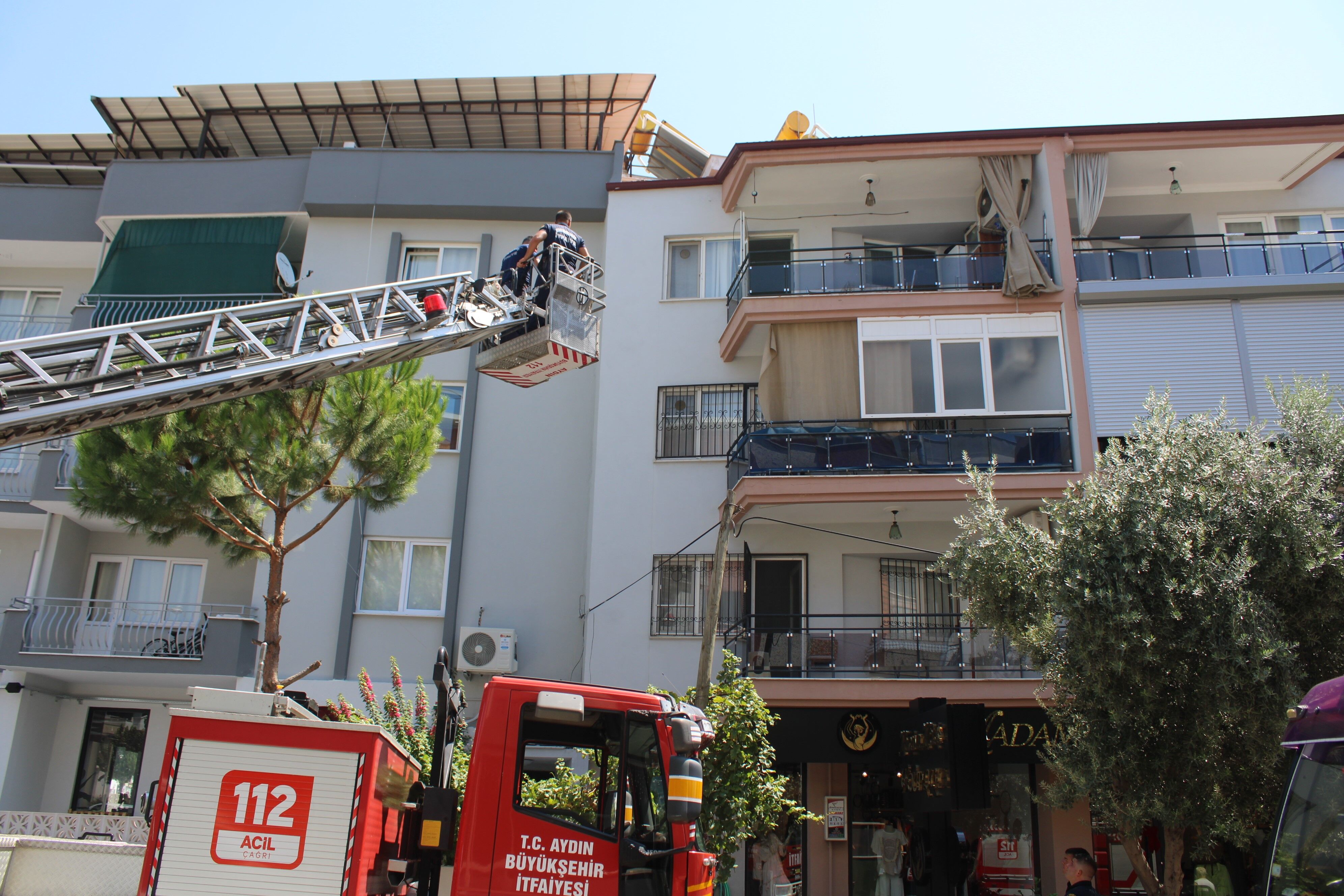 Olay, Efeler Ilçesi Girne Mahallesi 2176 Sokak Üzerinde Meydana Geldi. Edinilen Bilgiye Göre, Evde Yalnız Yaşadığı Öğrenilen Elif Beyazköse'den (79) Haber Alamayan Komşuları, Durumu 112 Acil Çağrı Merkezi'ne Bildi
