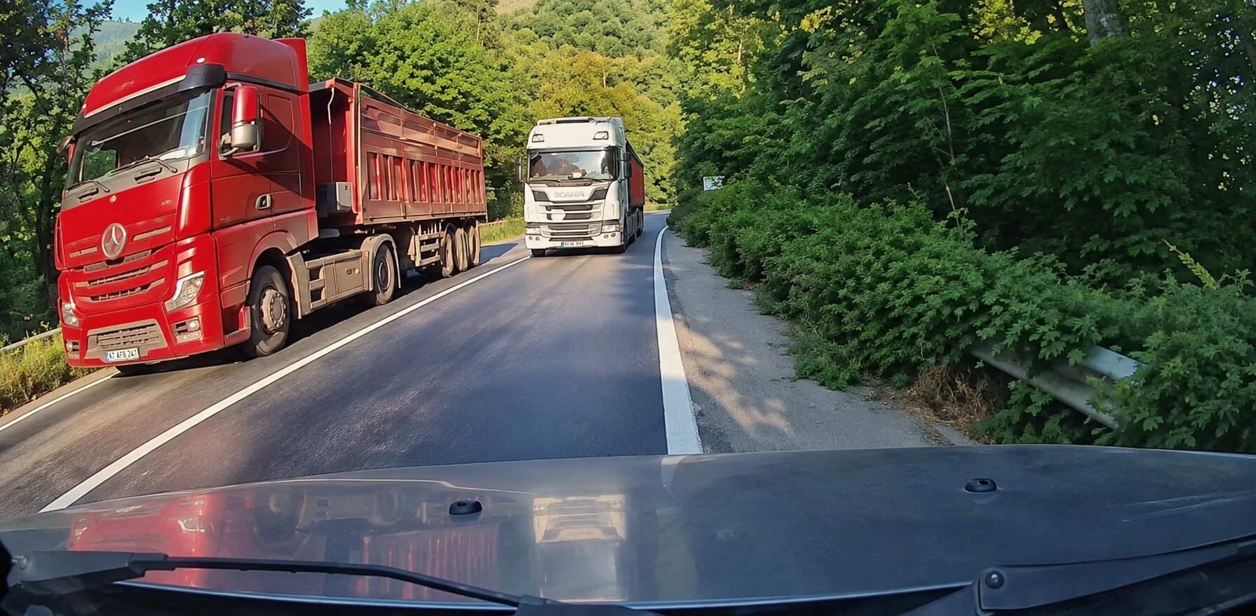 Olumden Saniyelerle Kurtuldu Kamyonla Kafa Kafaya Gelmekten Son Anda Kurtuldu (2)