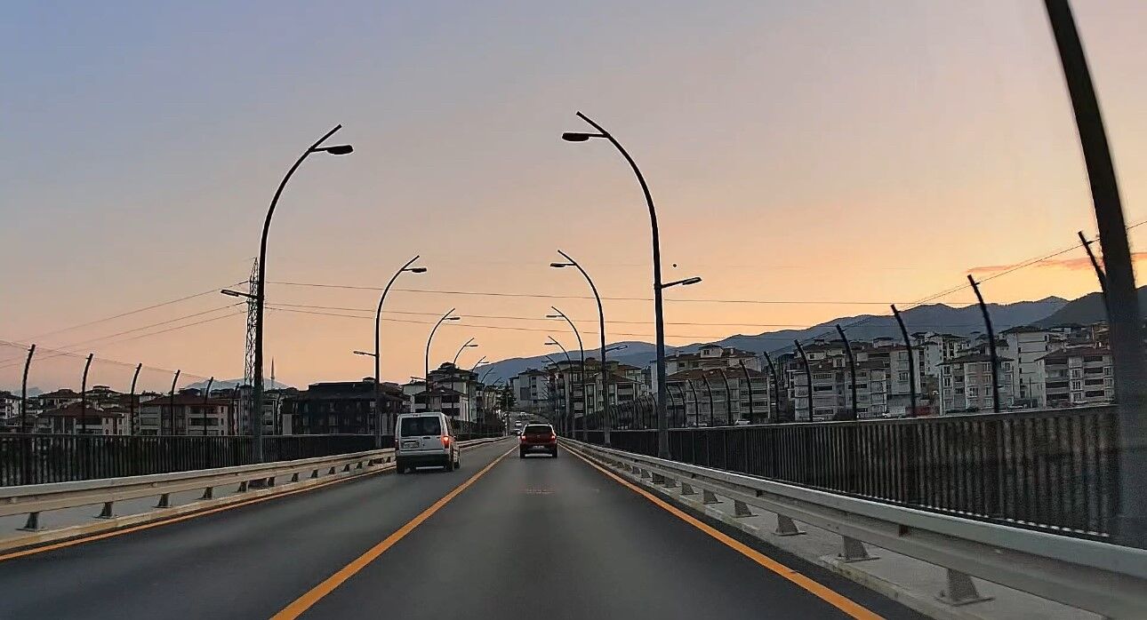 Olumden Saniyelerle Kurtuldu Kamyonla Kafa Kafaya Gelmekten Son Anda Kurtuldu (3)