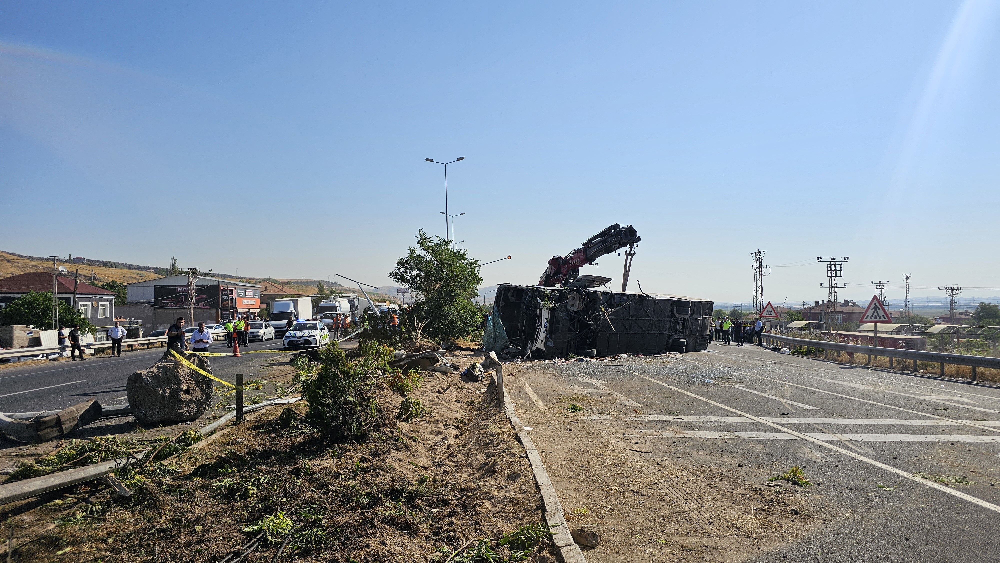 Otobus Kontrolden Cikti Devrildi Cok Sayida Yarali Hastaneye Kaldirildi (2)