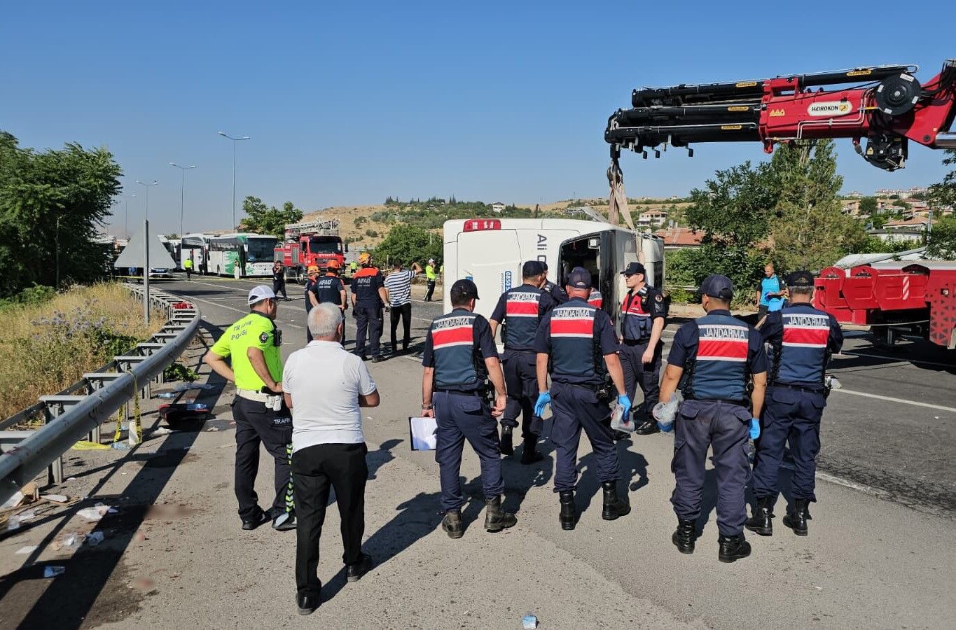 Otobus Kontrolden Cikti Devrildi Cok Sayida Yarali Hastaneye Kaldirildi (3)